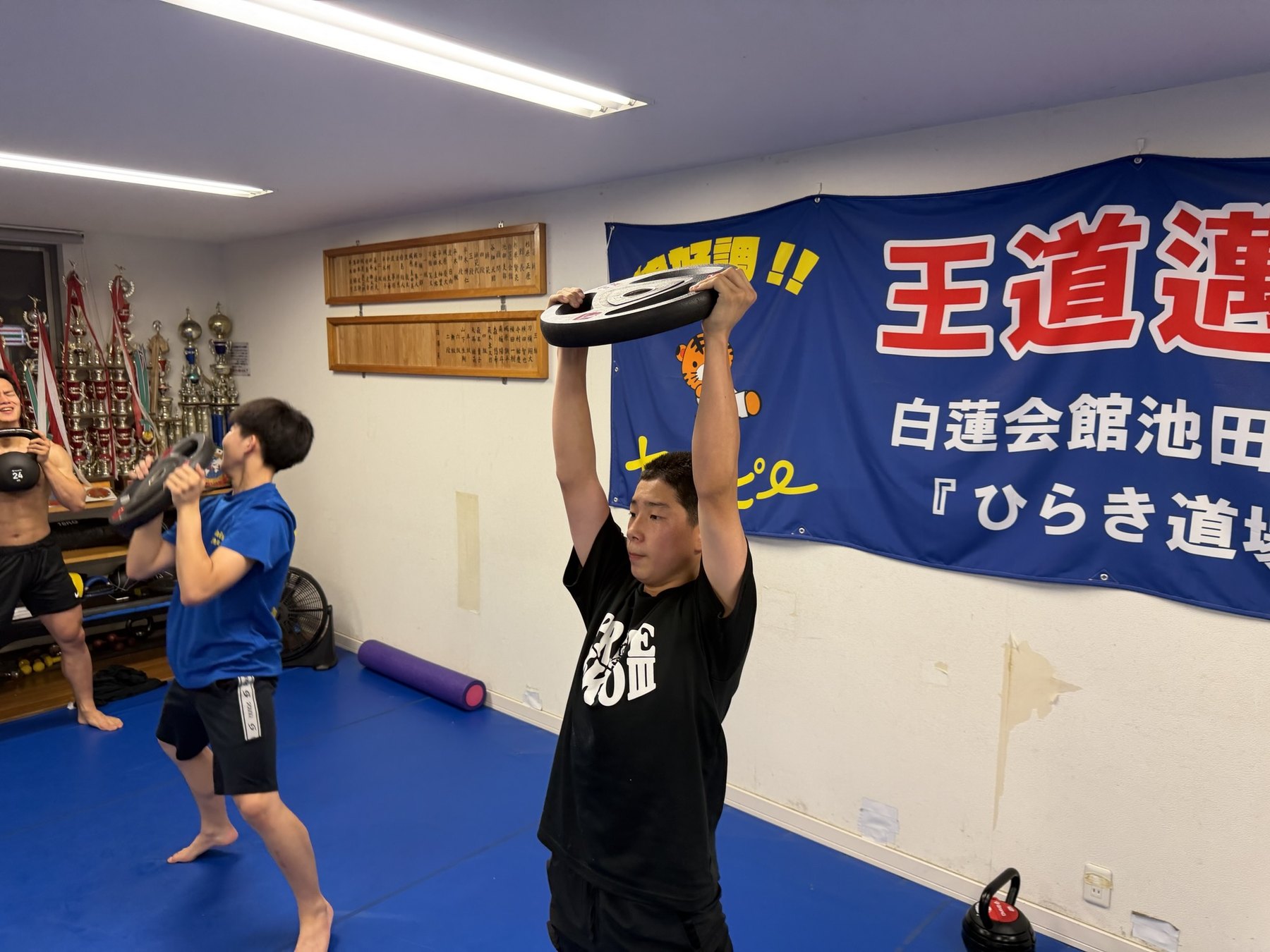 選手が競技力向上のためフィジカルトレーニングに取り組む様子
