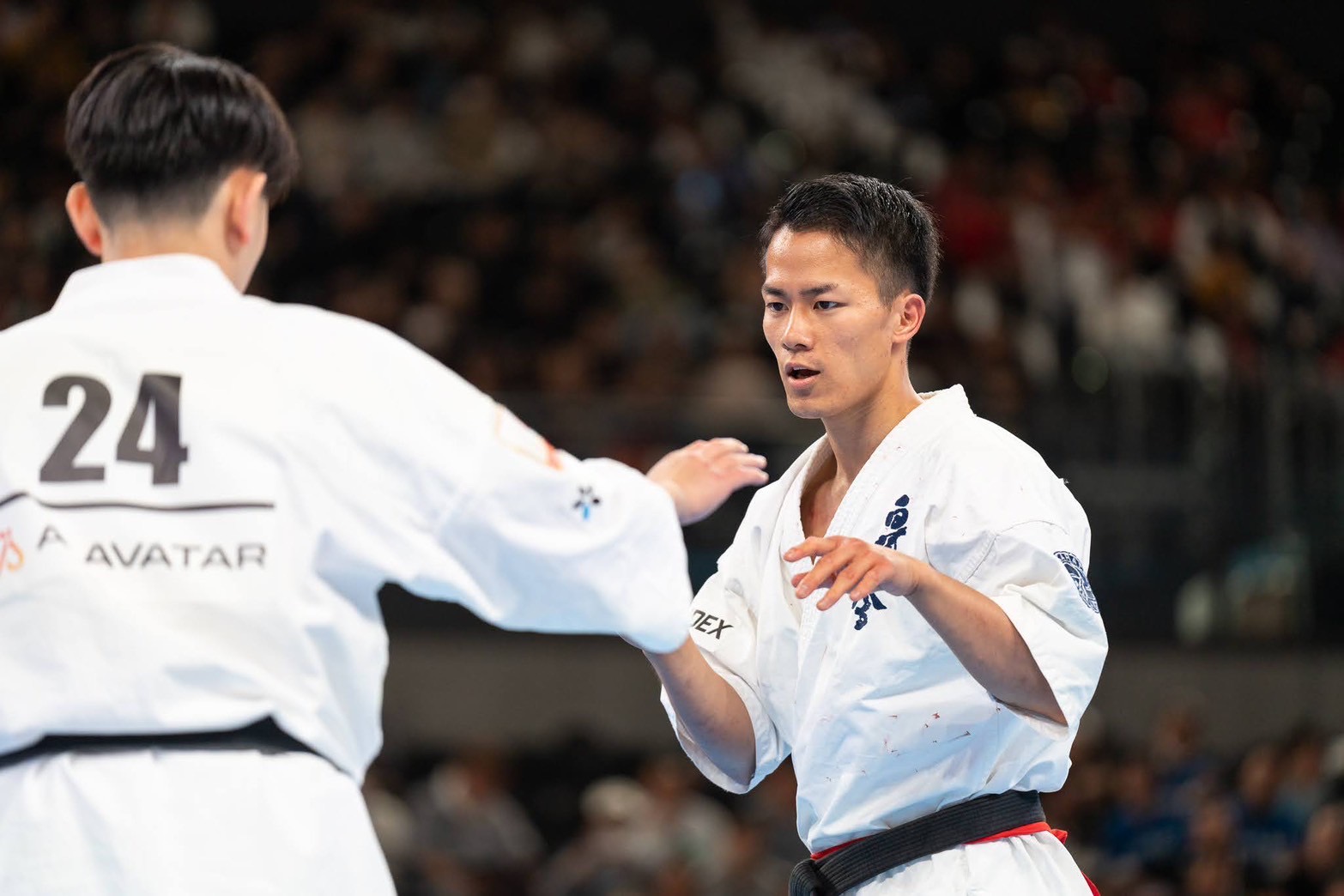 楓先生が大会の組手で相手との間合いを見ながら構える実戦シーン