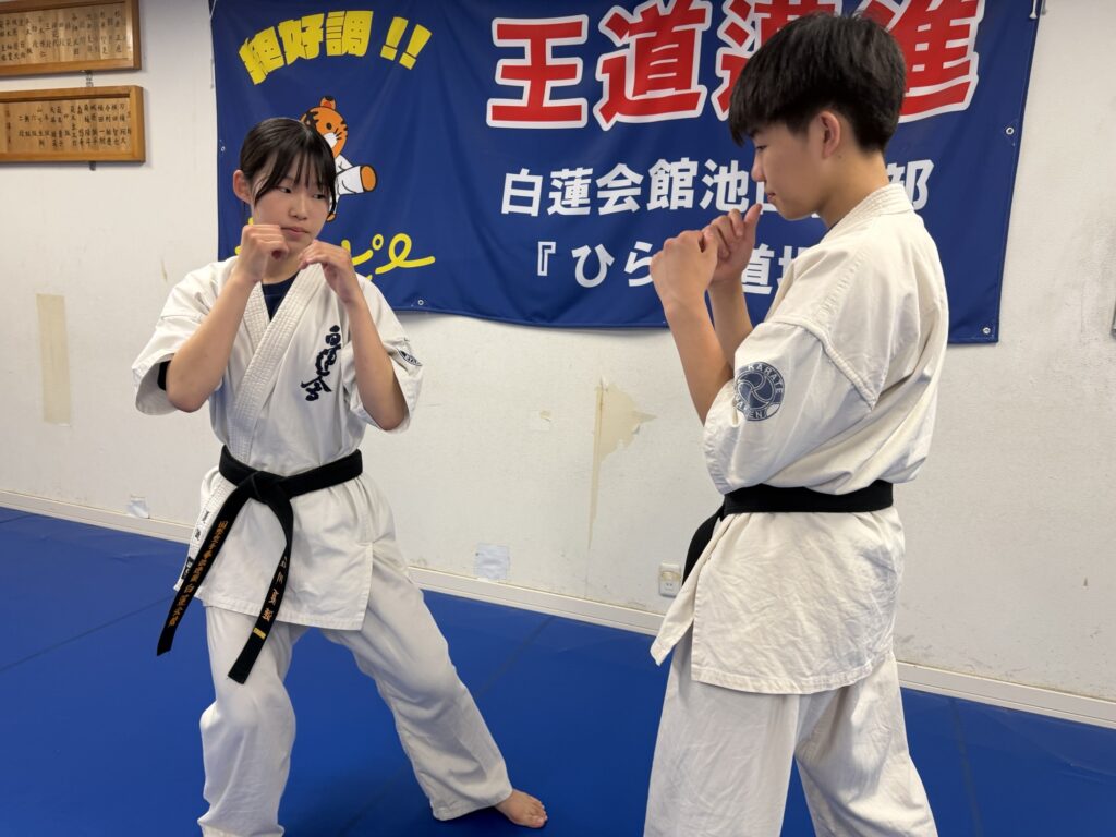 体重の乗った右ストレートの身体の使い方を確認する様子