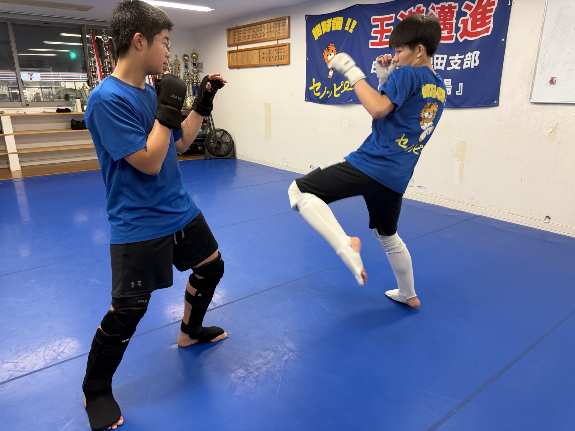 組手でファーストコンタクトを意識しながら距離と入り方を確認する様子